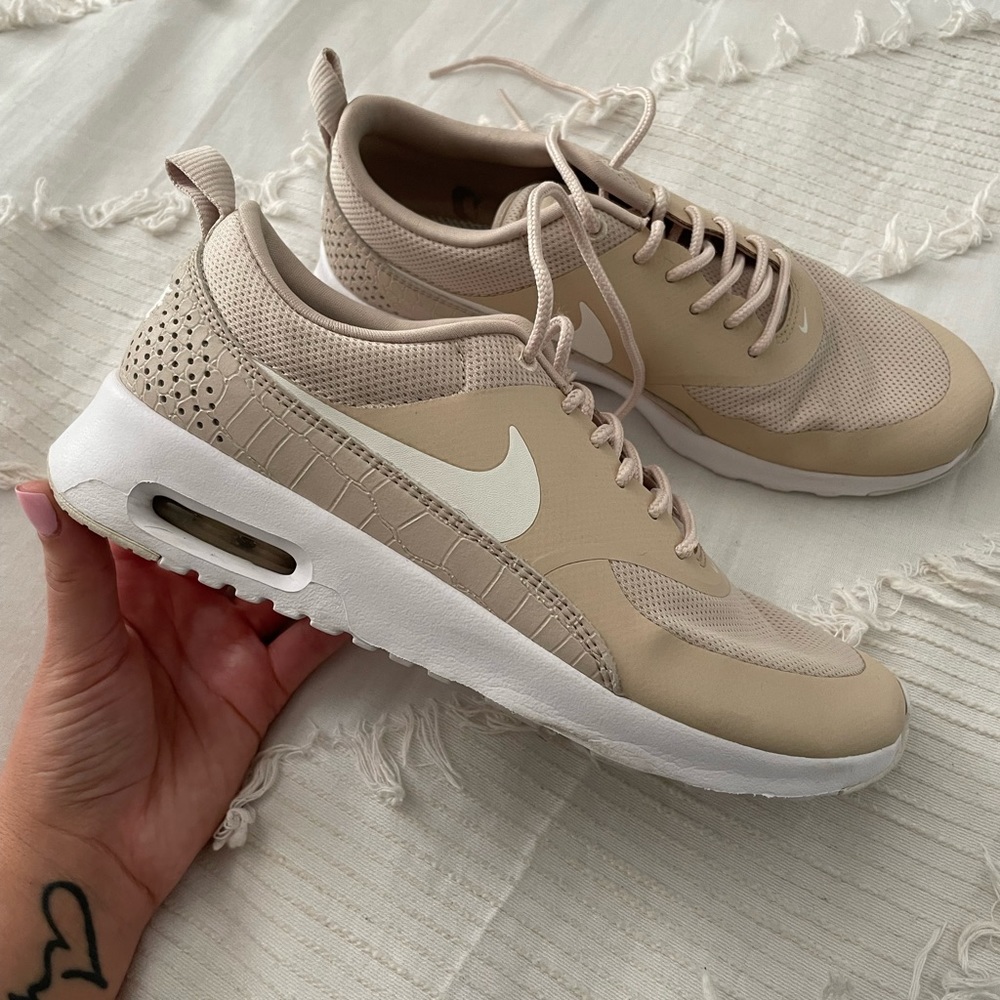 Womens Nike air max Thea, tan and white. Size 7.5